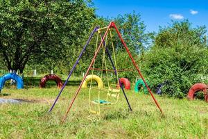 fotografia su tema vuoto terreno di gioco con metallo swing per bambini foto