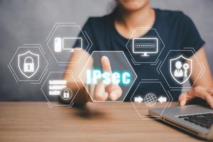 IPSec, Internet e protezione Rete vettore concetto, persona utilizzando il computer portatile computer e mano toccante ipsec icona su virtuale schermo. foto