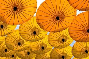 molti decorazione con sospeso giallo ombrello all'aperto foto