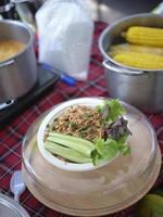 speziato tradizionale crudo tailandese gamberetto insalata con erbe aromatiche. foto
