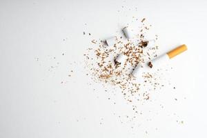 rotto sigaretta su bianca sfondo con copia spazio, mondo no tabacco giorno foto