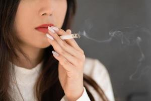 asiatico donna fumo all'aperto foto
