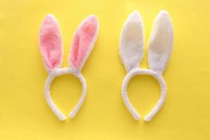 contento Pasqua vacanza concetto, coniglietto orecchio su giallo sfondo. foto