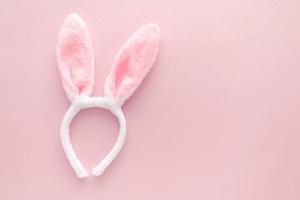 contento Pasqua vacanza concetto, coniglietto orecchio su rosa sfondo. foto