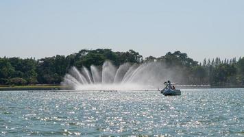 acqua Conservazione lago o serbatoio con Filatura barca anatra a il pubblico parco suan luang rama ix. foto