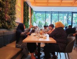 Giacarta, Indonesia nel luglio 2022. il atmosfera di il solaria ristorante dove molti visitatori siamo famiglie mangiare insieme. foto