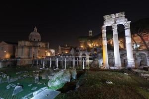 Roma, Italia, rovine di il vecchio città a notte con retroilluminazione. foto