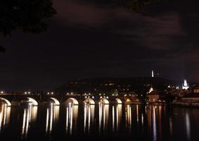 notte ponte al di sopra di il fiume con lanterne nel praga, ceco repubblica. foto