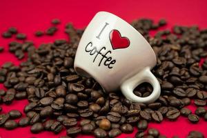 un' boccale pieno con caffè fagioli su un' rosso sfondo con il iscrizione io amore caffè foto