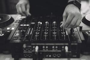 un' dj giochi musica su un' controllore a un' festa. foto