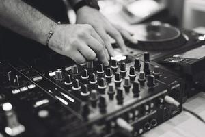 un' dj giochi musica su un' controllore a un' festa. foto