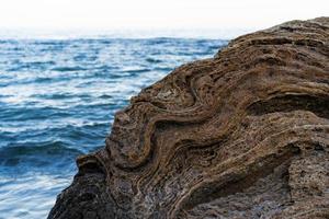 grande pietra scogliere su il riva di mare foto