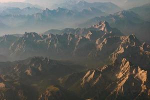 bellissimo pittoresco montagne a partire dal il altezza di un' uccelli occhio foto