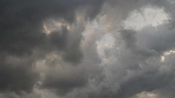 buio tempesta nuvole nel il cielo foto