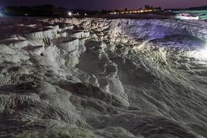 pamukkale su il superiore con un' Visualizza di il città di denizli a notte, tacchino. foto