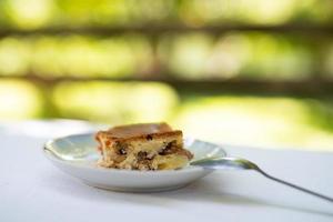 un' delizioso pezzo di torta, un' dolce su un' piatto. foto