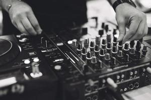 un' dj giochi musica su un' controllore a un' festa. foto