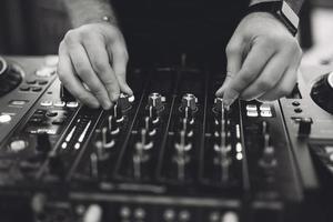 un' dj giochi musica su un' controllore a un' festa. foto