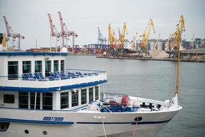 foto di un' porto marittimo, passeggeri navi è ormeggiato