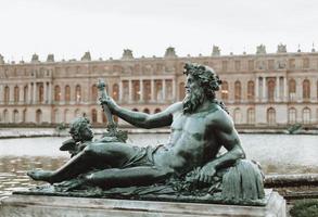 Versailles Francia sculture nel il cortile di il castello, facciata architettura. foto