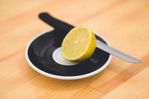 Limone tagliare su un' piatto con un' coltello foto