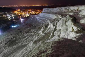 pamukkale su il superiore con un' Visualizza di il città di denizli a notte, tacchino. foto