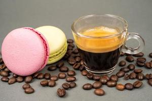 vicino su di caffè boccale sparpagliato caffè fagioli e macarons biscotti foto