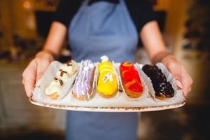 il capocuoco cucinato delizioso pasticcino su il vassoio foto