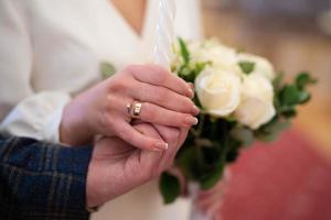 avvicinamento di nozze anelli su il mani di il sposa e sposo, un' coppia nel amore Tenere mani insieme. foto
