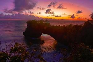 un' bellezza di tramonto su tanah lotto tempio nel bali. foto