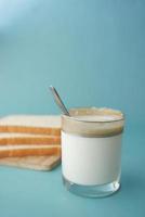 bicchiere di latte e pane su tavolo foto