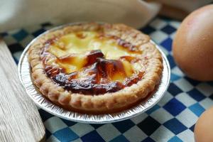 un' uovo crostata su un' di legno tavola foto