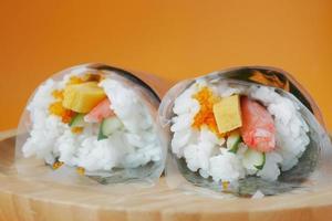 sushi di tonno alla piastra con bacchette sul tavolo foto