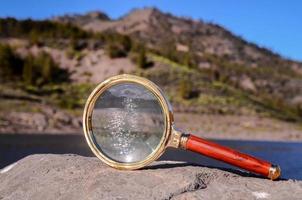 ingrandimento bicchiere su il terra foto