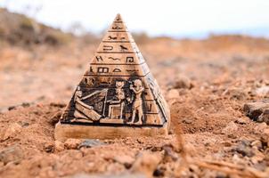 piramide miniatura su il terra foto