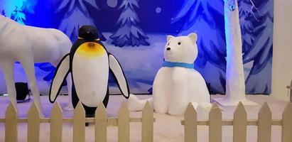 un' singolo pinguino e orso nel inverno Festival foto