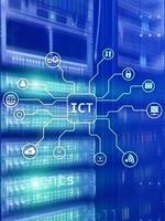 ict - concetto di tecnologia dell'informazione e della comunicazione sullo sfondo della sala server. foto