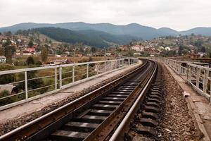 ferrovia traccia nel il carpazi montagne. ferrovia traversine foto