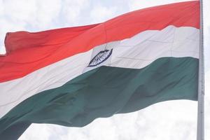 sventolando la bandiera indiana, bandiera dell'india, bandiera indiana che svolazza in alto a connaught place con orgoglio nel cielo blu, bandiera indiana, har ghar tiranga, sventolando la bandiera indiana foto