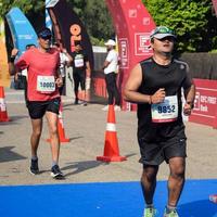 nuovo delhi, India - ottobre 16 2022 - vedanta delhi metà maratona gara dopo covid nel quale maratona partecipanti di per attraversare il finire linea, delhi metà maratona 2022 foto