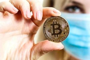 avvicinamento ritratto di un' giovane medico indossare un' maschera isolato su bianca sfondo bitcoin foto