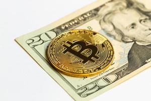 oro bitcoin su un' bianca sfondo Il prossimo per noi carta i soldi con un' viso valore di dollari foto