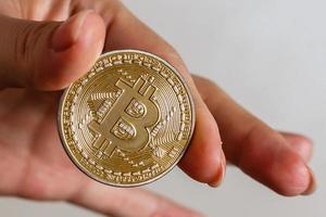 bitcoin nel mano su bianca sfondo incontro, fuoco, fiamma, ardente foto