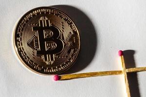 d'oro bitcoin su isolato bianca sfondo concetto estrazione poco uomo foto