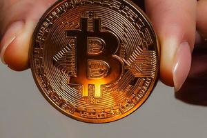 bitcoin nel mano su bianca sfondo incontro, fuoco, fiamma, ardente foto