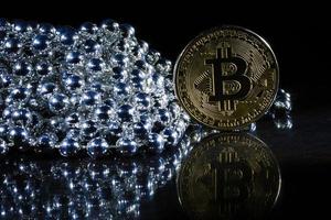 d'oro bitcoin su nero sfondo con copia spazio criptovaluta estrazione concetto argento foto