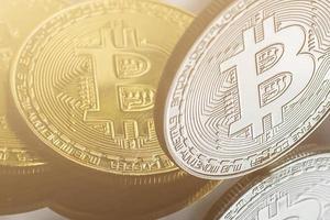 d'oro bitcoin su un' oro sfondo nuovo virtuale i soldi foto