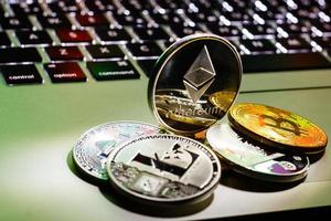 Ethereum su oro sfondo per illustrare blockchain e informatica moneta foto