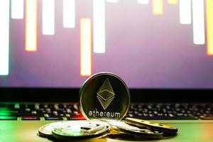 Ethereum su oro sfondo per illustrare blockchain e informatica moneta foto