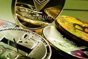 Ethereum su oro sfondo per illustrare blockchain e informatica moneta foto